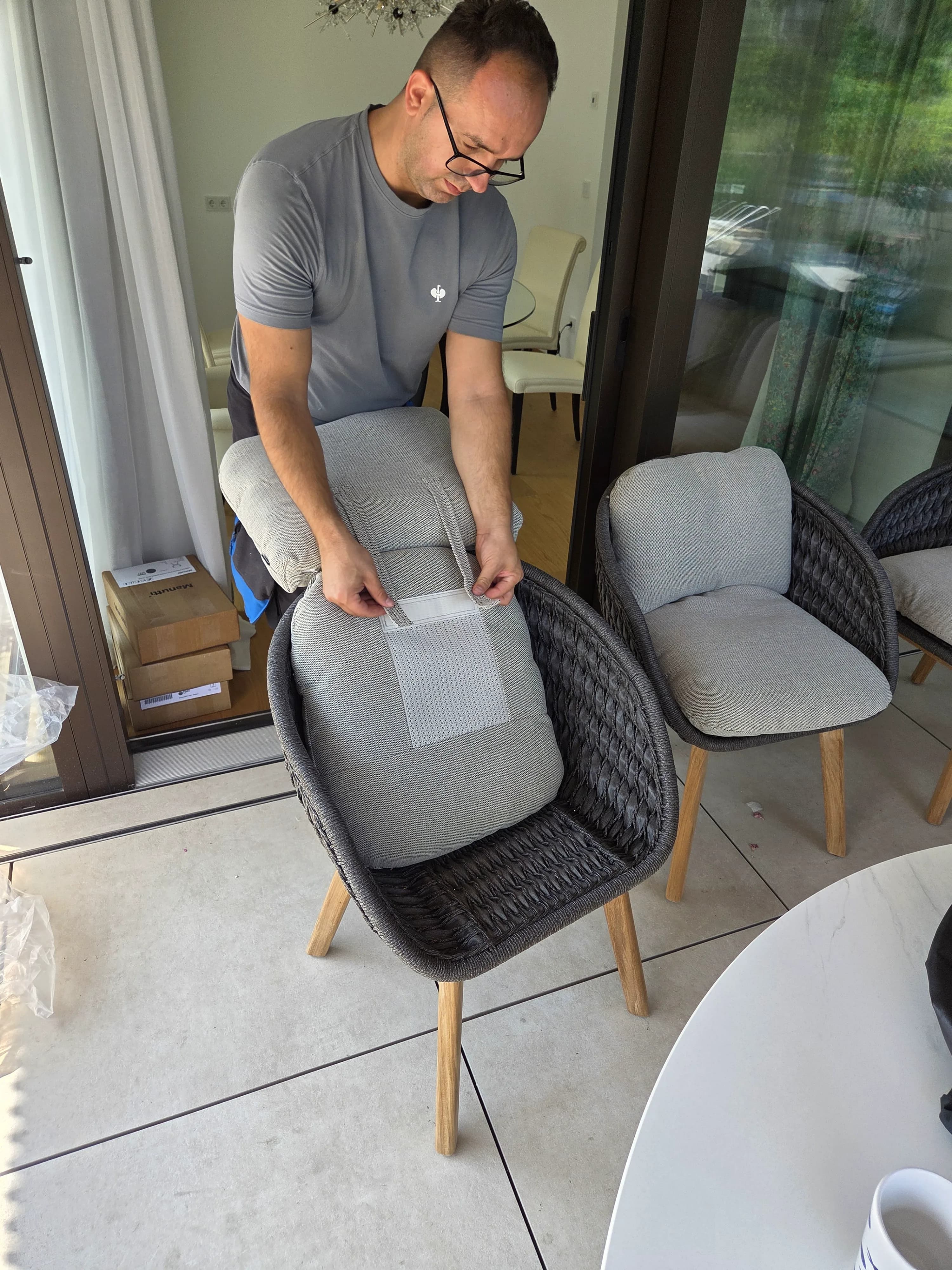 Ein Mitarbeiter richtet bei der Montage ein Designmöbel aus