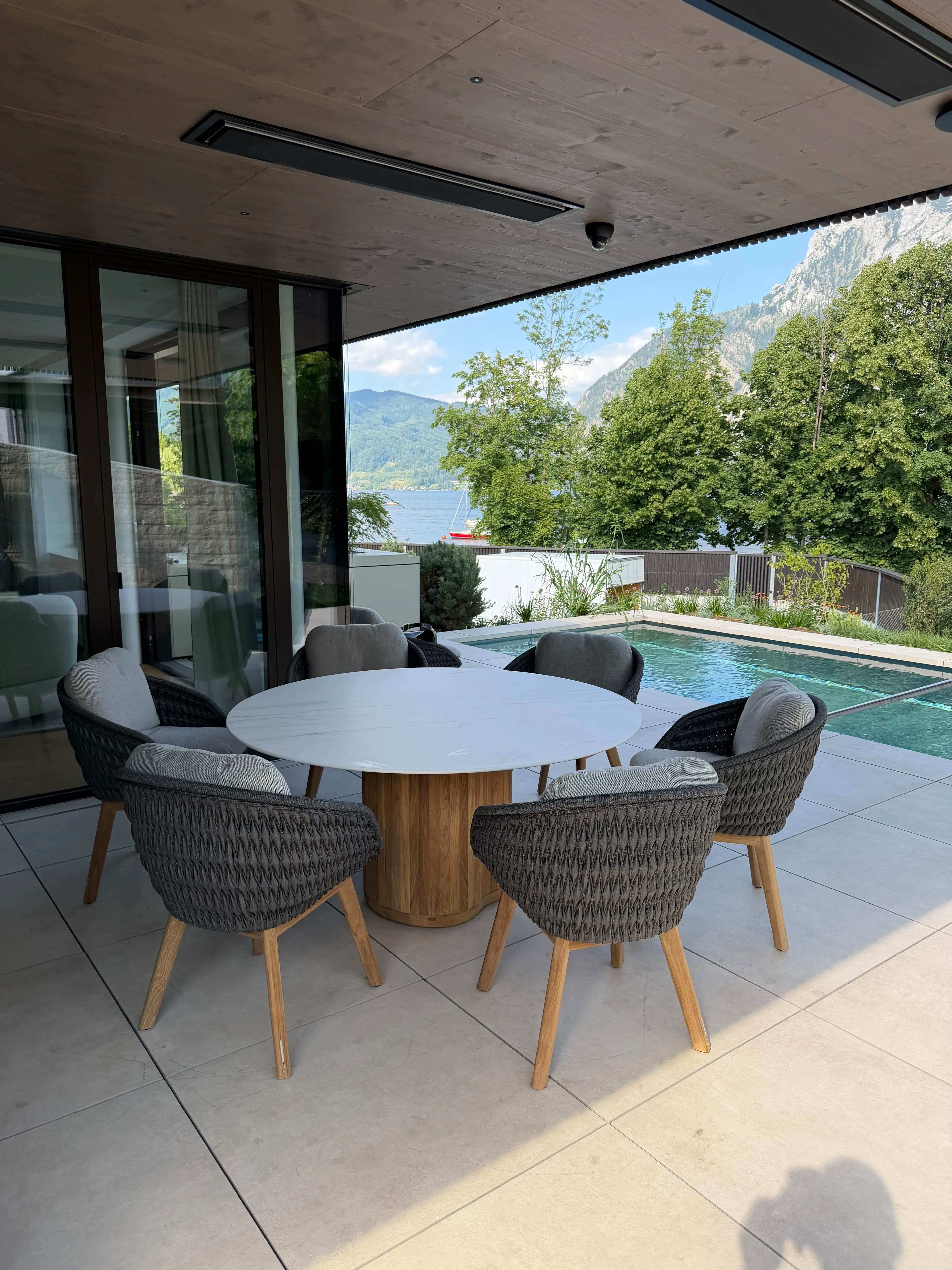 Fertig montierte Designmöbel auf einer großzügigen Terrasse