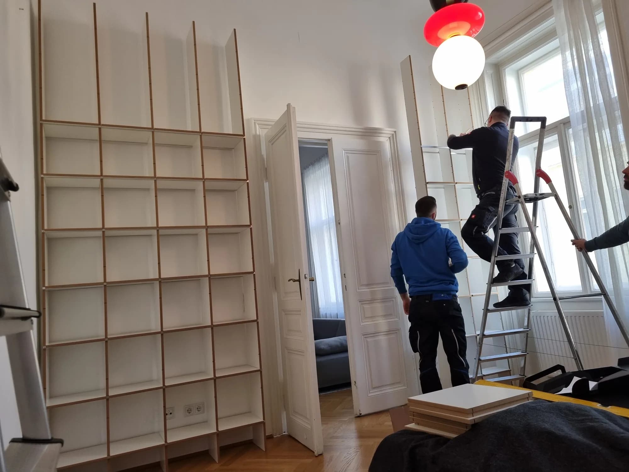 Montage eines hohen FNP-Regals in einem Altbauzimmer