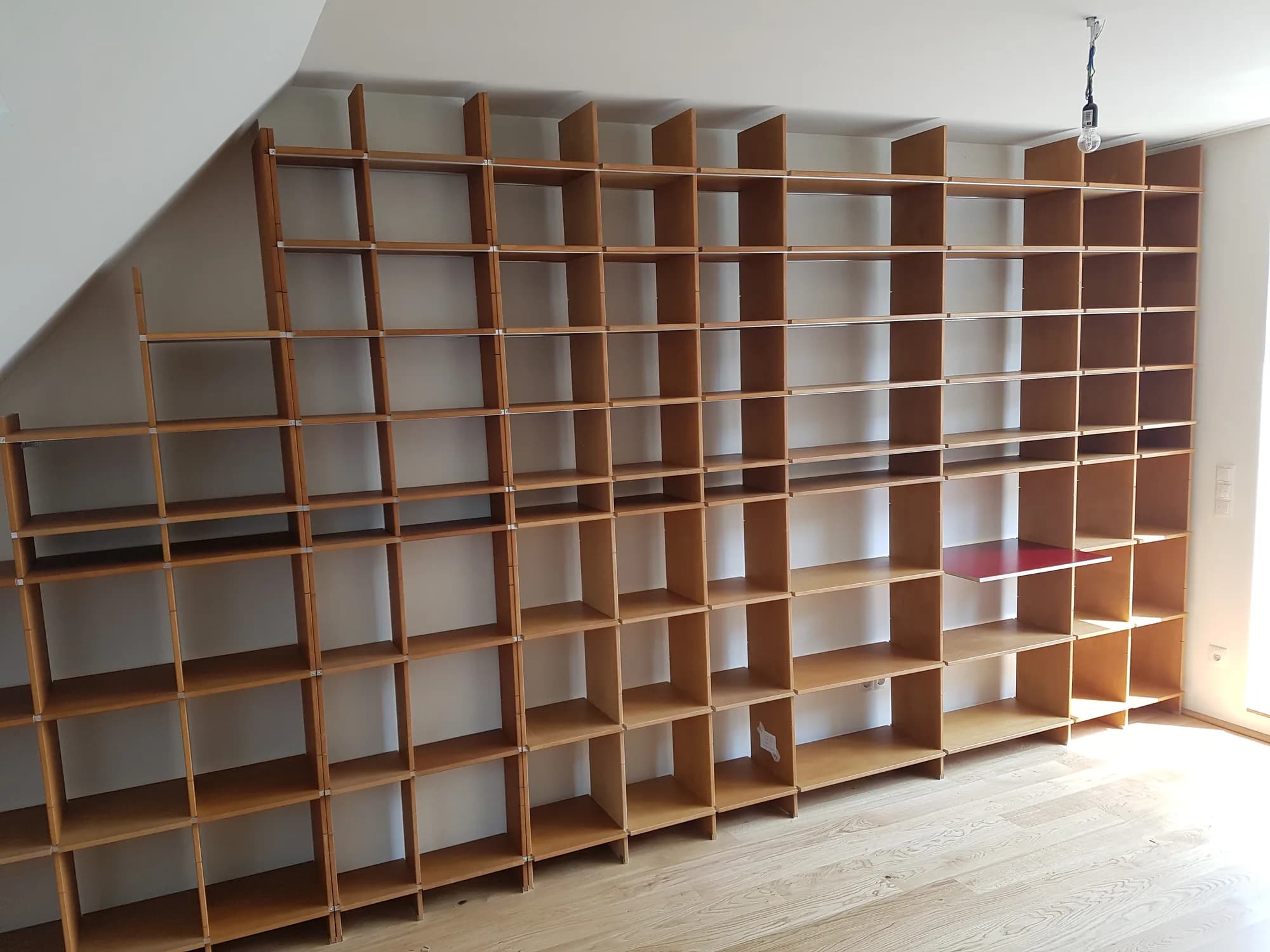 Breite FNP-Regalwand entlang einer Zimmerwand