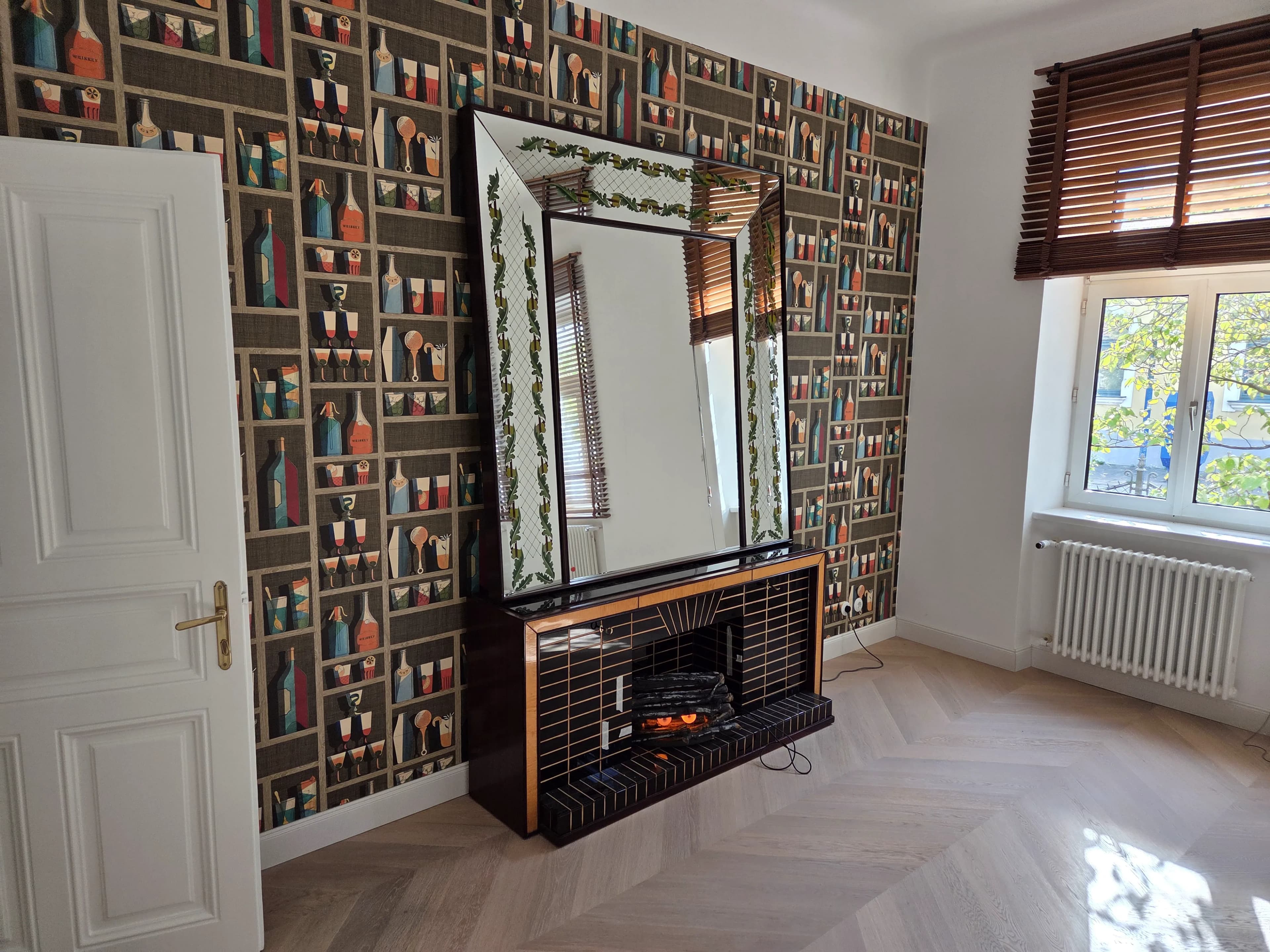 Zweiteiliges Sideboard mit passendem Spiegel in Kaminoptik