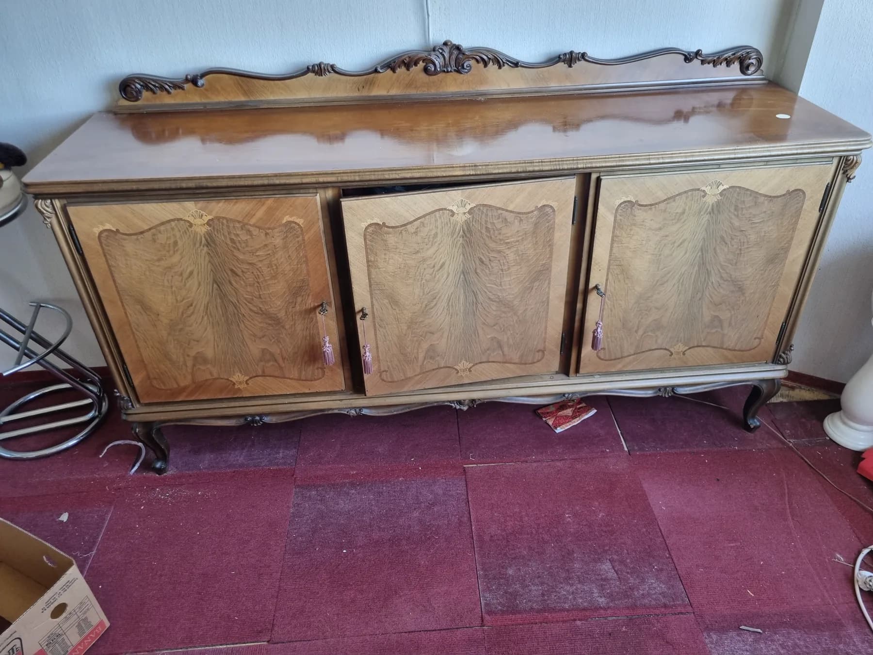 Helles Sideboard mit dekorativen Intarsien und geschwungener Form