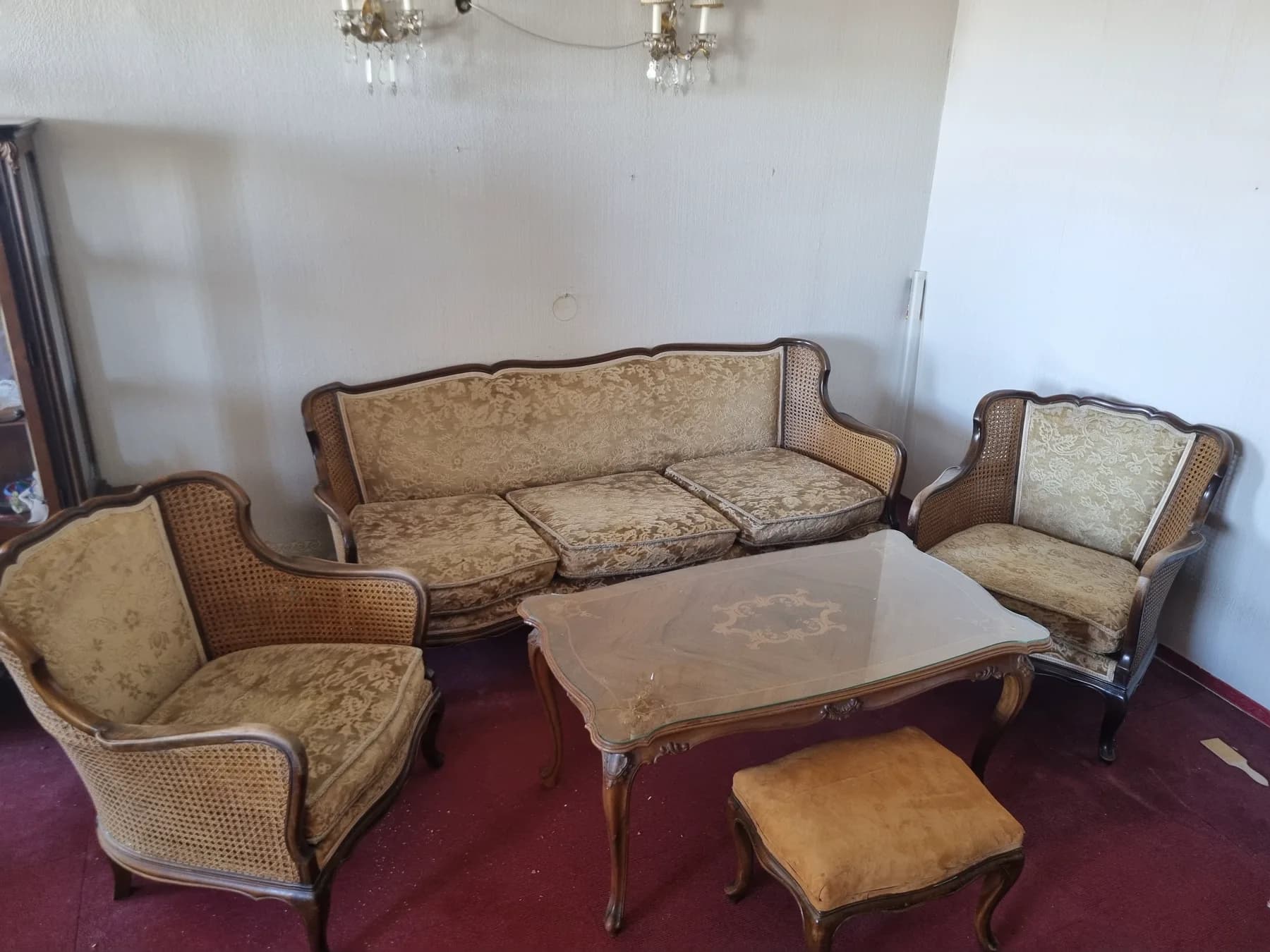 Klassische Sitzgruppe mit Sofa, Sesseln und Couchtisch