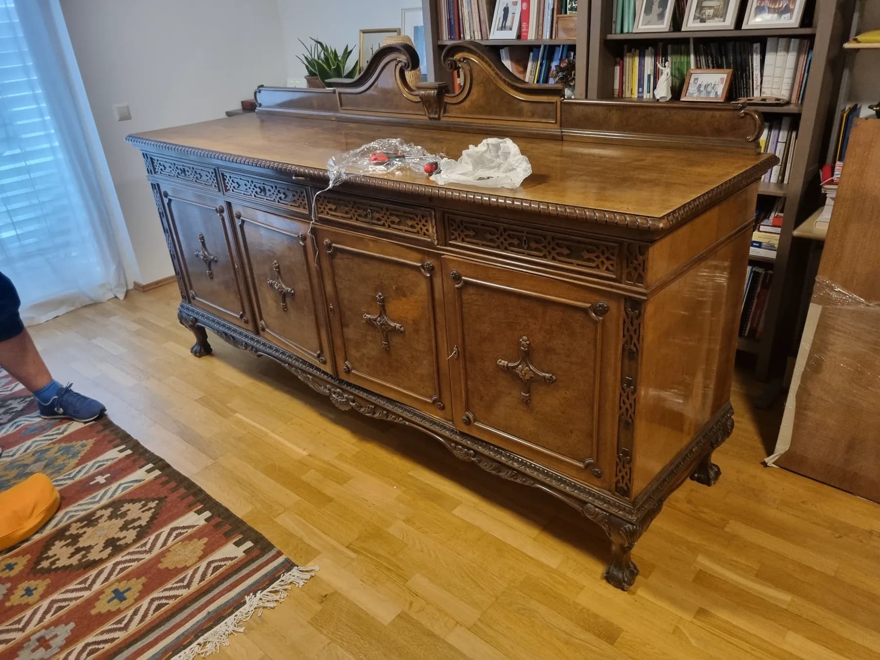 Aufwendig gearbeitetes antikes Sideboard in einer Wohnung